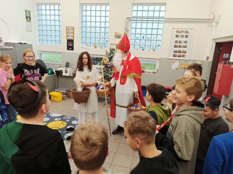 Mikuláš, čerti a anděl ve školní družině a školním klubu