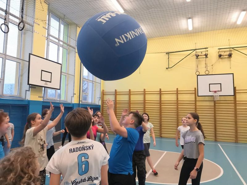 Kin-ball opět na naší škole v hodinách TV