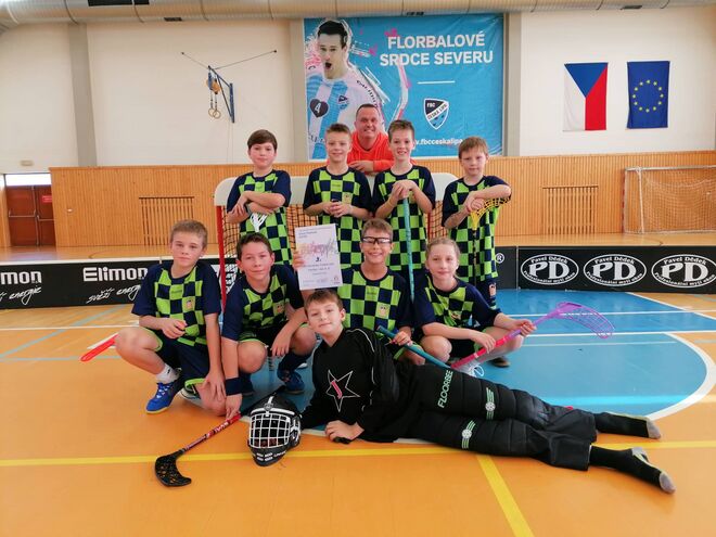 Žáci 4.-5. třídy postupují ve florbalu do krajského finále!!