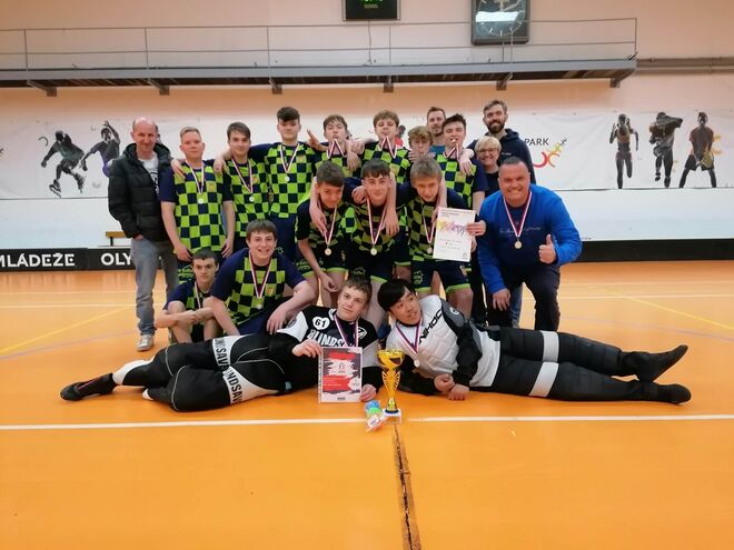 Žáci 8.-9. třídy si vezou titul KRAJSKÉHO MISTRA ve florbalu!!