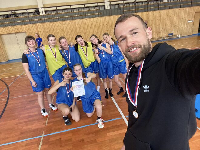 Dívky 8.-9. třídy získaly titul okresního mistra v basketbalu!