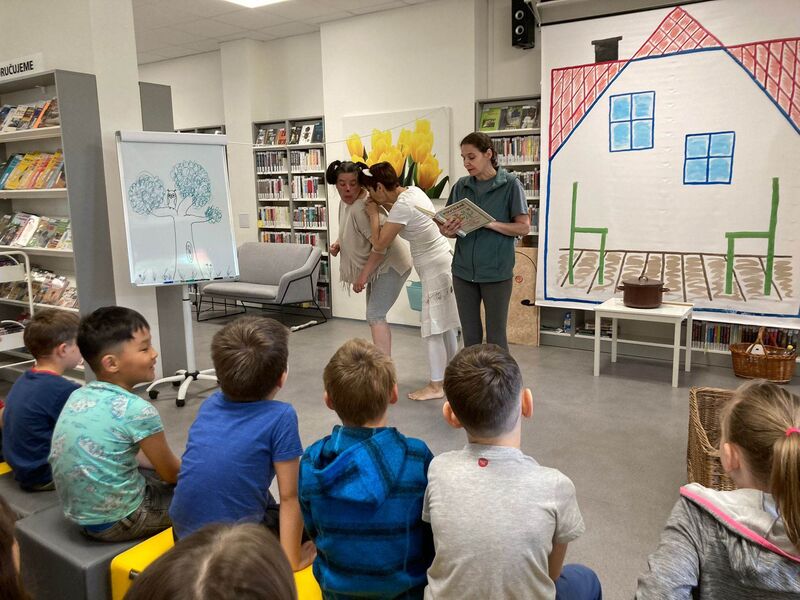 Žáci přípravné třídy na pohádce O pejskovi a kočičce