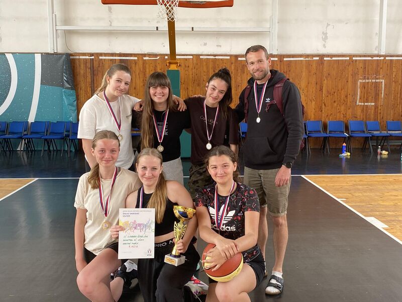 Žákyně 8.-9. třídy KRAJSKÝMI MISTRYNĚMI v basketbalu!