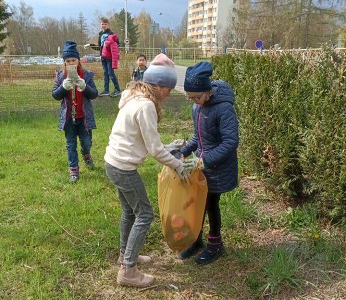 DEN ZEMĚ - žáci ŠD a DK na úklidu okolí