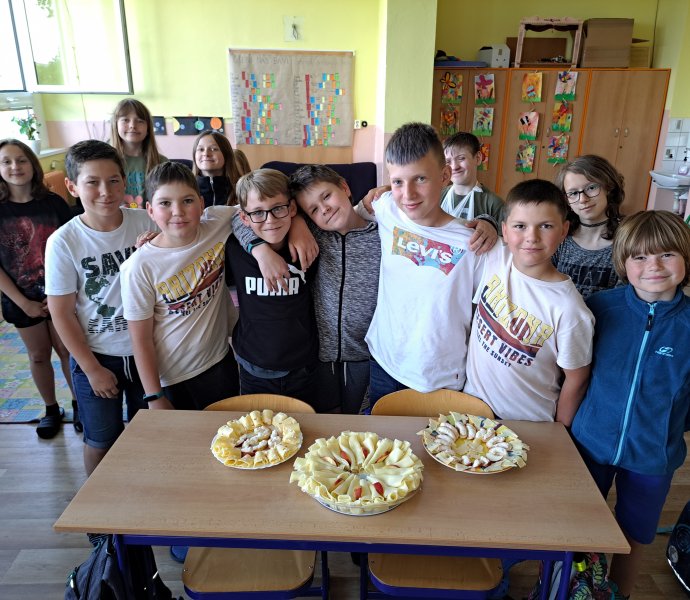 Obrázek galerie  Třída 5.A paní učitelky Čapkové a jejich krásně naservírované talíře plné sýrů